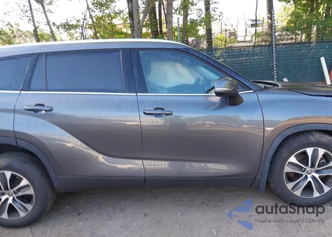 2021 Toyota Highlander Xle z USA, uszkodzony, nr VIN 5TDGZRBH5MS559168